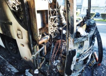 Σοβαρά επεισόδια με μολότοφ και χημικά στη Λεωφόρο Αθηνών – Στάχτη έγιναν λεωφορεία