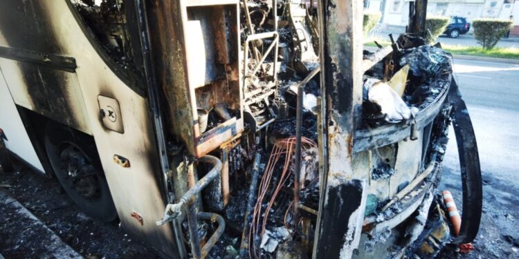 Σοβαρά επεισόδια με μολότοφ και χημικά στη Λεωφόρο Αθηνών – Στάχτη έγιναν λεωφορεία