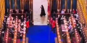 Βασιλιάς Κάρολος: Σοκ με τον Χάρο που εμφανίστηκε στην τελετή στέψης[video]