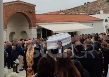 Σκηνές Αρχαίας Τραγωδίας στην κηδεία της 15χρονης που πέθανε σε σχολική εκδρομή – Με λευκά πανωφόρια οι συμμαθητές της