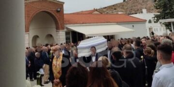 Alldaynews.gr Σκηνές Αρχαίας Τραγωδίας στην κηδεία της 15χρονης που πέθανε σε σχολική εκδρομή – Με λευκά πανωφόρια οι συμμαθητές της