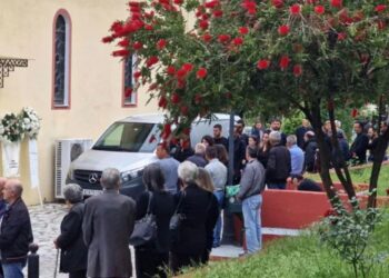 Άρτα: Σπαραγμός στην κηδεία του βρέφους-Αγκαλιασμένοι ο τραγικός πατέρας και η μητέρα – Κατέρρευσε ο 37χρονος[Φωτογραφίες]