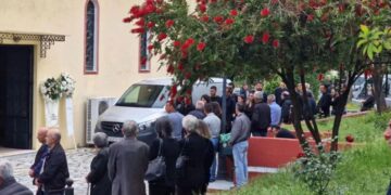 Άρτα: Σπαραγμός στην κηδεία του βρέφους-Αγκαλιασμένοι ο τραγικός πατέρας και η μητέρα – Κατέρρευσε ο 37χρονος[Φωτογραφίες]