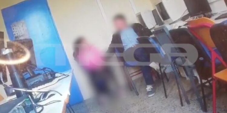 Κέρκυρα: Η στιγμή που ο δάσκαλος ασελγεί σε μαθήτρια του[Σοκαριστικό Βίντεο]