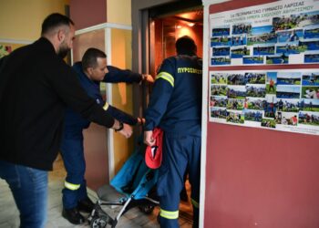 Εκλογές 2023: Πήγε να ψηφίσει και κλείστηκε στο ασανσέρ