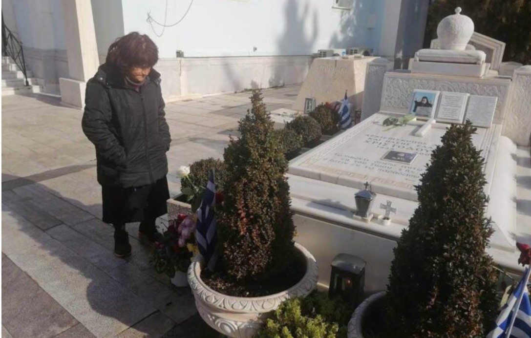 Δεν έλειψε ούτε μία μέρα: Η γυναίκα που φροντίζει τον τάφο του Αρχιεπισκόπου Χριστόδουλου εδώ και 15 χρόνια[Φωτογραφίες]