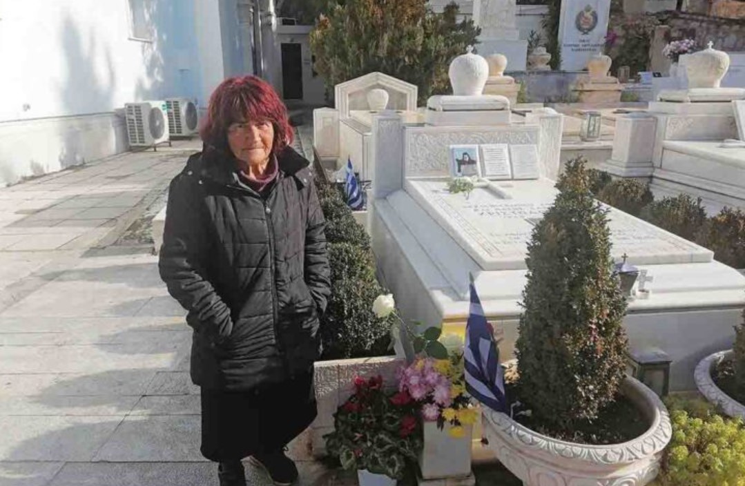 Δεν έλειψε ούτε μία μέρα: Η γυναίκα που φροντίζει τον τάφο του Αρχιεπισκόπου Χριστόδουλου εδώ και 15 χρόνια[Φωτογραφίες]