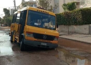 Alldaynews.gr Πόρτο Ράφτη: Σχολικό λεωφορείο βούλιαζε μέσα στον δρόμο
