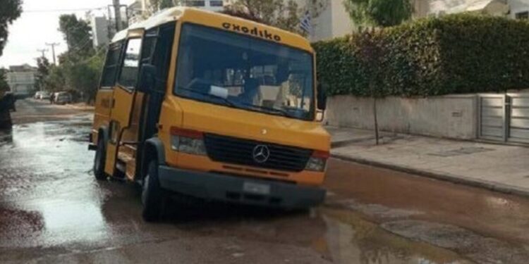 Πόρτο Ράφτη: Σχολικό λεωφορείο βούλιαζε μέσα στον δρόμο