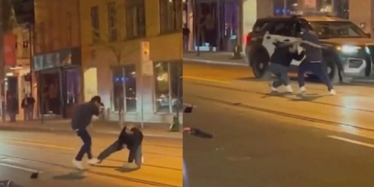 Φρίκη: Μαστίγωσε στη μέση του δρόμου έναν άνδρα με φίδι μετά από καβγά[video]