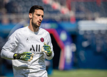 Με κρανιοεγκεφαλικές κακώσεις: Χαροπαλεύει στο νοσοκομείο τερματοφύλακας της Παρί Σεν Ζερμέν – Τον κλώτσησε άλογο (φωτο, video)