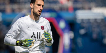 Alldaynews.gr Με κρανιοεγκεφαλικές κακώσεις: Χαροπαλεύει στο νοσοκομείο τερματοφύλακας της Παρί Σεν Ζερμέν – Τον κλώτσησε άλογο (φωτο, video)