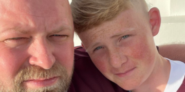 Alldaynews.gr Έχασε το γιο του πριν λίγες μέρες: Τώρα αγοράζει 2 εισιτήρια για τους αγώνες ποδοσφαίρου – Ας είναι το κάθισμα άδειο…