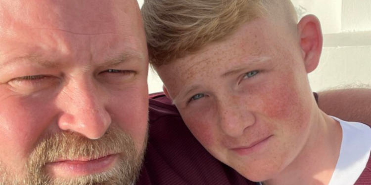 Alldaynews.gr Έχασε το γιο του πριν λίγες μέρες: Τώρα αγοράζει 2 εισιτήρια για τους αγώνες ποδοσφαίρου – Ας είναι το κάθισμα άδειο…