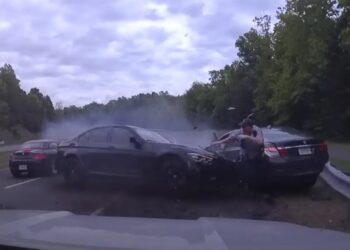 Αυτοκίνητο έπεσε πάνω σε αστυνομικό που είχε σταματήσει άλλο όχημα για έλεγχο – Συγκλονιστικό βίντεο