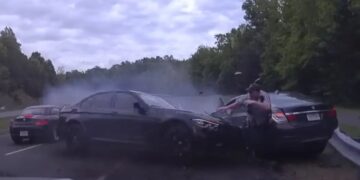 Alldaynews.gr Αυτοκίνητο έπεσε πάνω σε αστυνομικό που είχε σταματήσει άλλο όχημα για έλεγχο – Συγκλονιστικό βίντεο