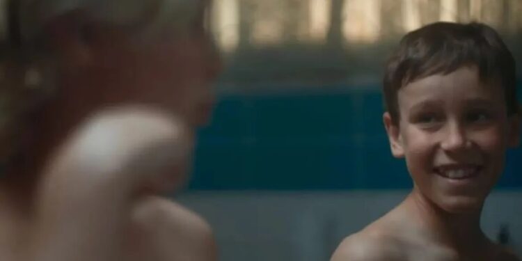 Alldaynews.gr Το πολυβραβευμένο φιλμ «Αγόρια στο ντους» έδειξε η δασκάλα στους μαθητές Δημοτικού – Έχει αναδειχθεί καλύτερη ταινία για παιδιά