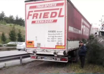 Θεσσαλονίκη: Νταλίκα «δίπλωσε» στον Περιφερειακό – Συγκρούστηκε με αυτοκίνητο και… (video)