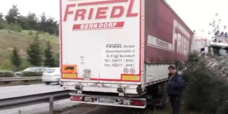 Alldaynews.gr Θεσσαλονίκη: Νταλίκα «δίπλωσε» στον Περιφερειακό – Συγκρούστηκε με αυτοκίνητο και… (video)