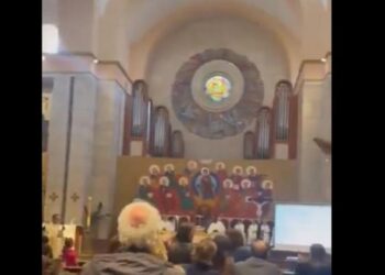 Τρέλα σε εκκλησία στη Νάπολη την ώρα της λειτουργίας: πρώτος ο ιερέας φώναζε συνθήματα! (video)