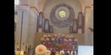 Alldaynews.gr Τρέλα σε εκκλησία στη Νάπολη την ώρα της λειτουργίας: πρώτος ο ιερέας φώναζε συνθήματα! (video)