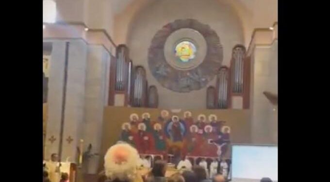 Alldaynews.gr Τρέλα σε εκκλησία στη Νάπολη την ώρα της λειτουργίας: πρώτος ο ιερέας φώναζε συνθήματα! (video)