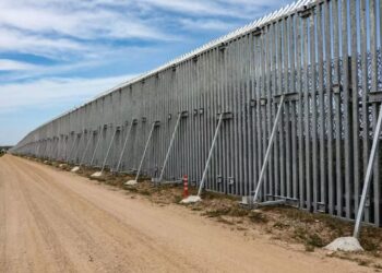 Έβρος: Ο φράχτης στα σύνορα έγινε αξιοθέατο για τους τουρίστες