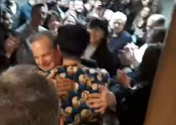 Αποθέωση Καραμανλή: «Άξιος, τα κάστρα δεν πέφτουν» (video)