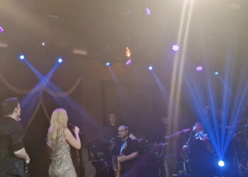 «Μην φύγουμε άκλαφτοι…»: Φωτιά στη σκηνή την ώρα που τραγουδούσαν Θεοδωρίδου – Κακοσαίος