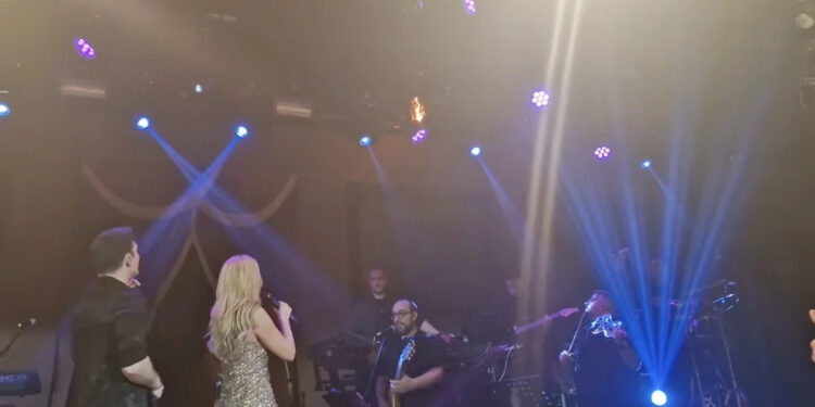 Alldaynews.gr «Μην φύγουμε άκλαφτοι…»: Φωτιά στη σκηνή την ώρα που τραγουδούσαν Θεοδωρίδου – Κακοσαίος