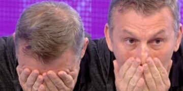 Απόστολος Γκλέτσος: Η συγκινητική έκπληξη στον αέρα του ΑΝΤ1 – «Εγώ είμαι ο πιο φάλτσος άνθρωπος του κόσμου»