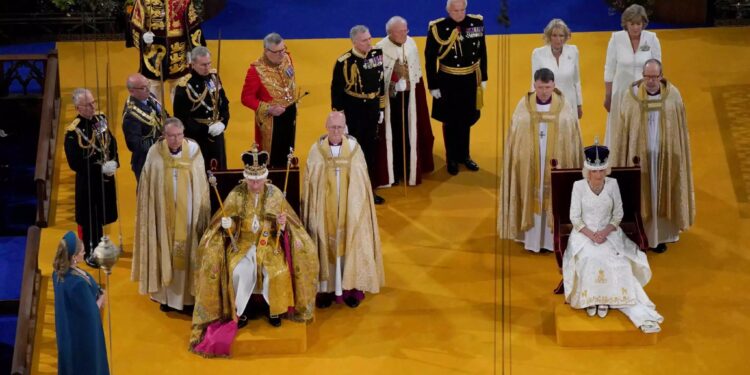 Alldaynews.gr Βασιλιάς Κάρολος: LIVE η τελετή της στέψης του παρουσία ηγετών και χιλιάδων Βρετανών