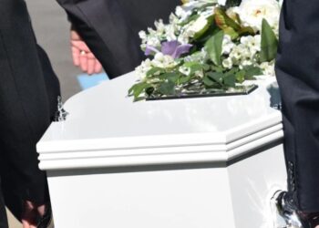 Δάκρυσε μέχρι και ο ουρανός στην κηδεία της 2.5χρονης Ελένης-Αντί για την γιορτή, έγινε η ταφή της