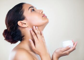 Ρυτίδες λαιμού: 7 συμβουλές για να τις μειώσετε