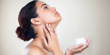 Ρυτίδες λαιμού: 7 συμβουλές για να τις μειώσετε