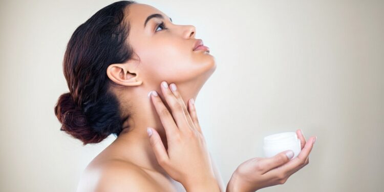 Ρυτίδες λαιμού: 7 συμβουλές για να τις μειώσετε