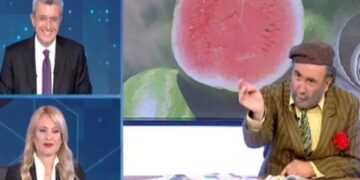 Εκλογές 2023 – Ο Λάκης Λαζόπουλος με ακατάλληλη χειρονομία για τον Κατρούγκαλο: “Πήρε κι ένα εικοσάρι τώρα”