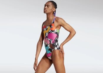 Αντιδράσεις για τη νέα διαφήμιση της Adidas – Άνδρες διαφημίζουν γυναικεία μαγιό