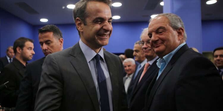 Εκλογές: Κόλαφος από το BBC για τις «πολιτικές οικογένειες» τα Τέμπη, την ακρίβεια και τις υποκλοπές