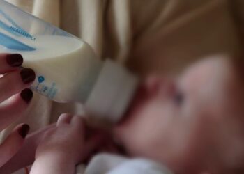 Αν είναι… δυνατόν! Μητέρα έκλεβε γάλατα από σούπερ μάρκετ για να ταΐσει το παιδί της!