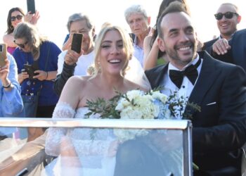 Πάνος Μουζουράκης-Μαριλού Κοζάρη: Παντρεύτηκαν στην Αίγινα-Δείτε Φωτογραφίες