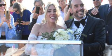 Alldaynews.gr Πάνος Μουζουράκης-Μαριλού Κοζάρη: Παντρεύτηκαν στην Αίγινα-Δείτε Φωτογραφίες