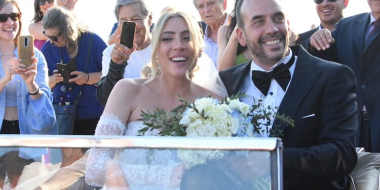 Alldaynews.gr Πάνος Μουζουράκης-Μαριλού Κοζάρη: Παντρεύτηκαν στην Αίγινα-Δείτε Φωτογραφίες