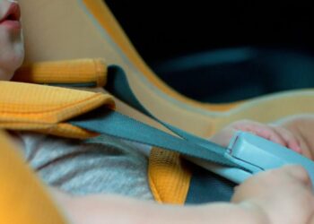 Δεν το άντεξε: Πήγε να πέσει από το μπαλκόνι η μάνα του βρέφους όταν άκουσε την τραγική είδηση (video)