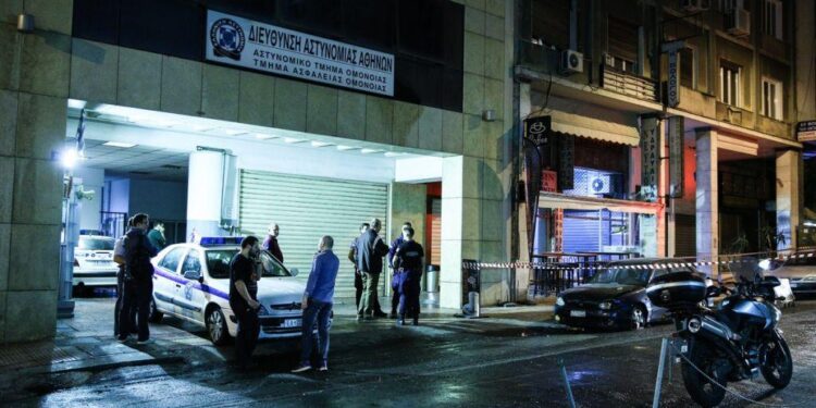 Alldaynews.gr Τραγωδία στο κέντρο της Αθήνας: Συνέλαβαν 55χρονο επειδή ήταν μεθυσμένος και έπεσε από το παράθυρο του ΑΤ