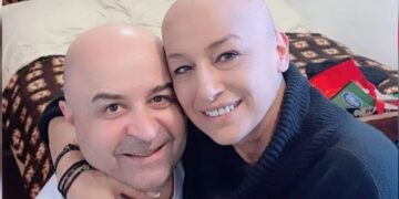 Alldaynews.gr Μάρκος Σεφερλής: Ξύρισε τα μαλλιά του για να σταθεί στη μακιγιέζ του που έχει καρκίνο