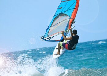 Ασύλληπτη Τραγωδία με Νεκρό έναν 23χρονο-Χτυπήθηκε από κεραυνό ενώ έκανε σερφ