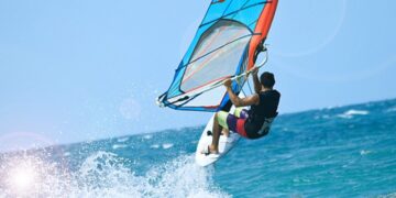 Ασύλληπτη Τραγωδία με Νεκρό έναν 23χρονο-Χτυπήθηκε από κεραυνό ενώ έκανε σερφ