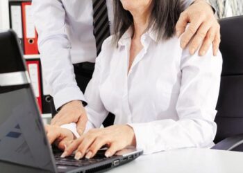 Γυναίκα περιγράφει πώς πήγε να πέσει θύμα βιασμού στην εργασία της: «Δεν μου έβγαινε η φωνή να φωνάξω, απλά τον έσπρωχνα»