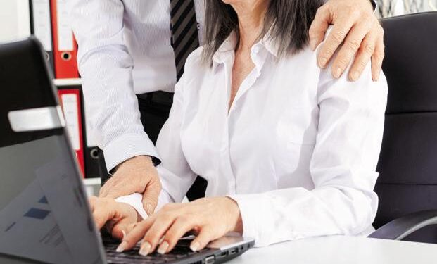 Alldaynews.gr Γυναίκα περιγράφει πώς πήγε να πέσει θύμα βιασμού στην εργασία της: «Δεν μου έβγαινε η φωνή να φωνάξω, απλά τον έσπρωχνα»